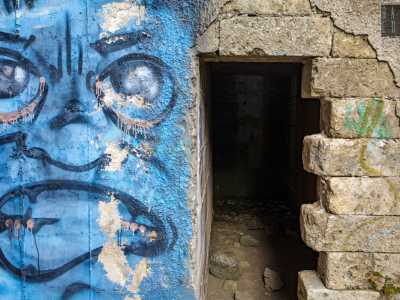 Proprio a ridosso di uno di questi pilastri si trova l�ingresso della caverna